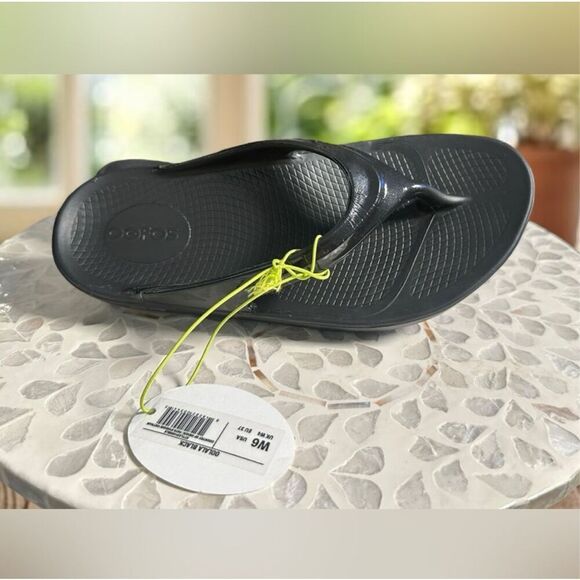 NWT OOFOS Oolala Recovery Slip On Flip Flops Women's Sandals Size 6 – Black - Picture 5 of 12